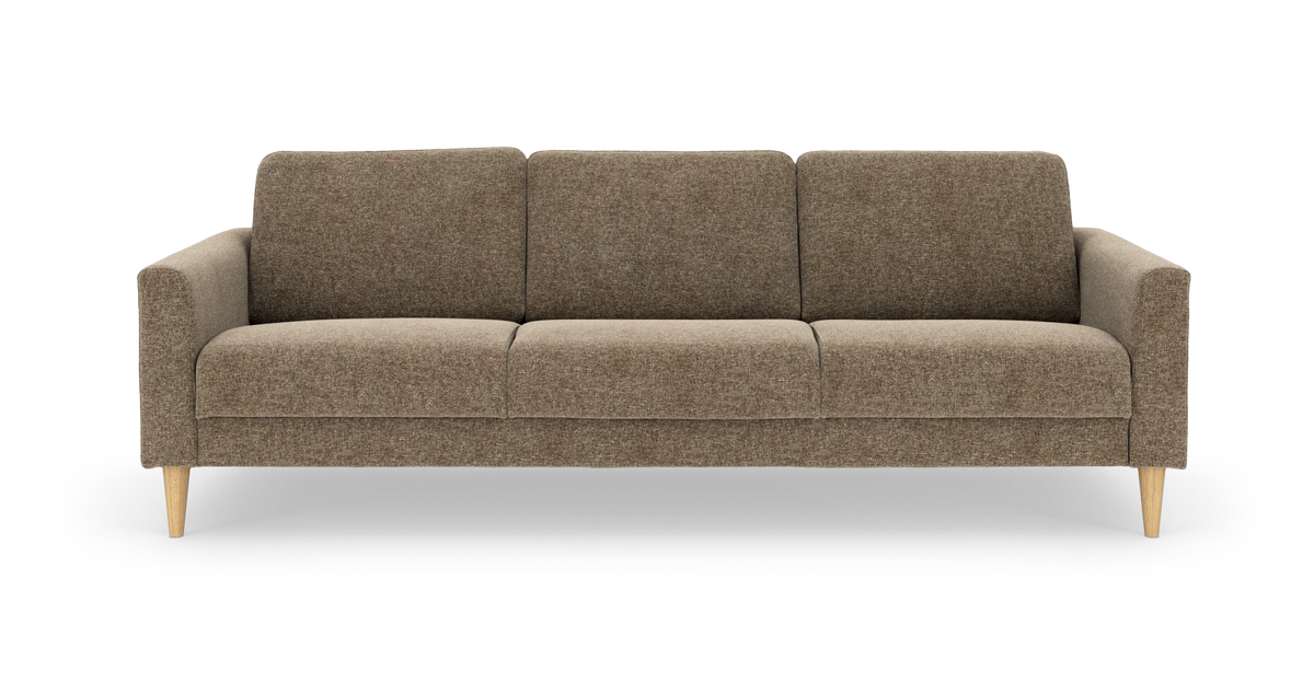 Brun trepersoners stofsofa med træben, set forfra.