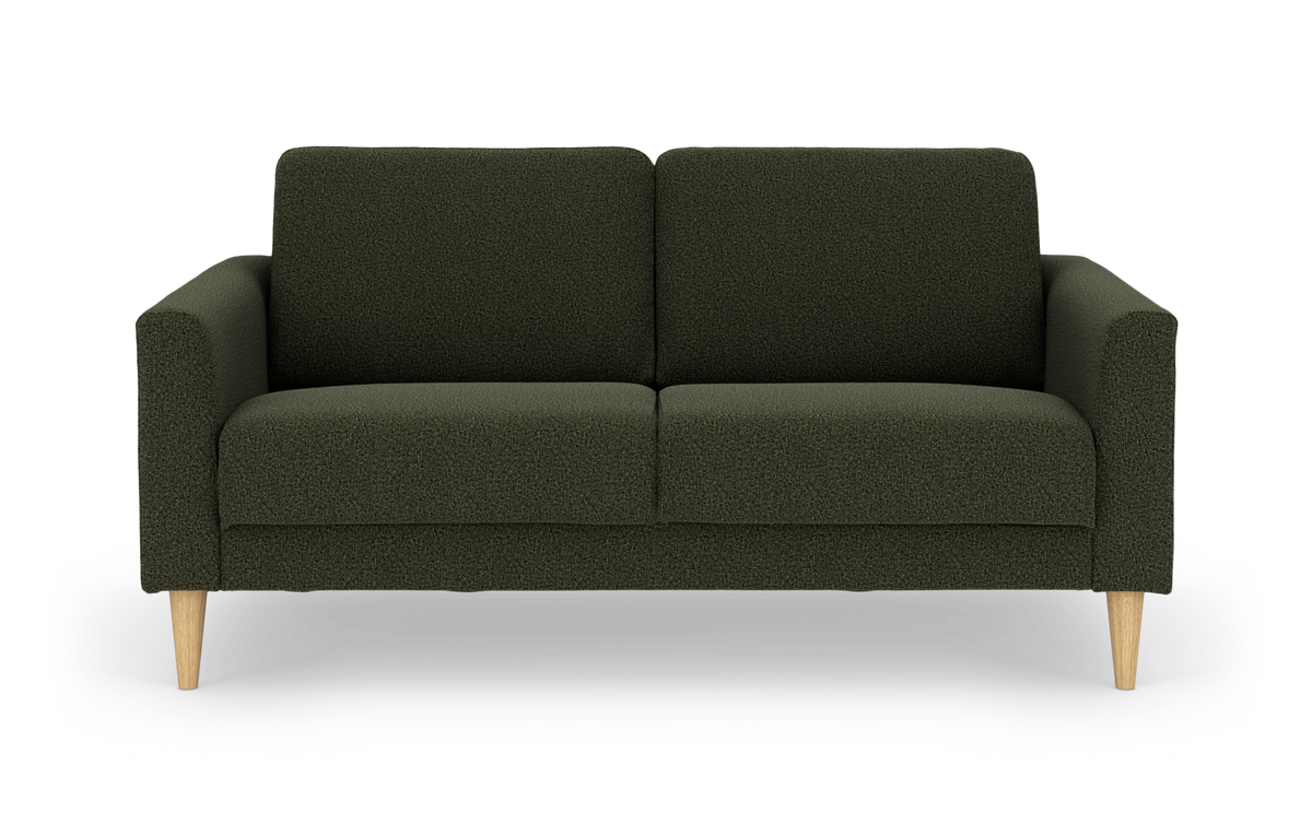 Mørkegrøn sofa med lyse koniske træben, frilagt på hvid baggrund.