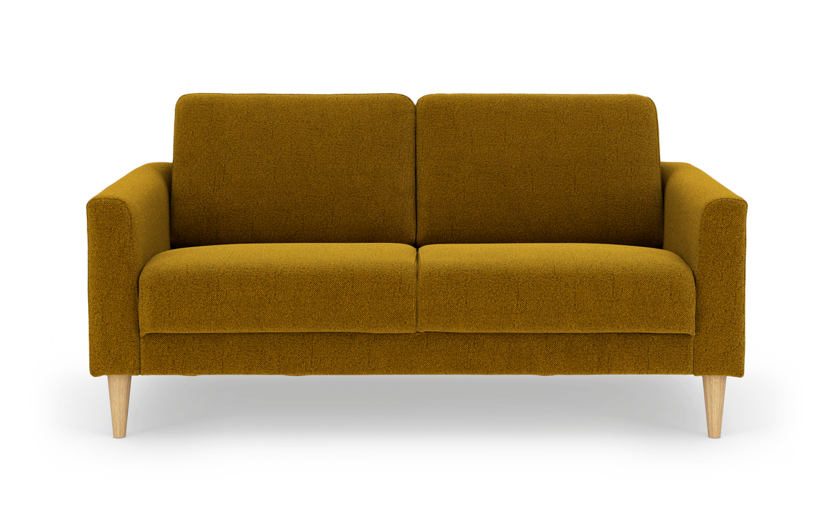 Sennepsgul 2-personers stofsofa med træben, frontvisning.