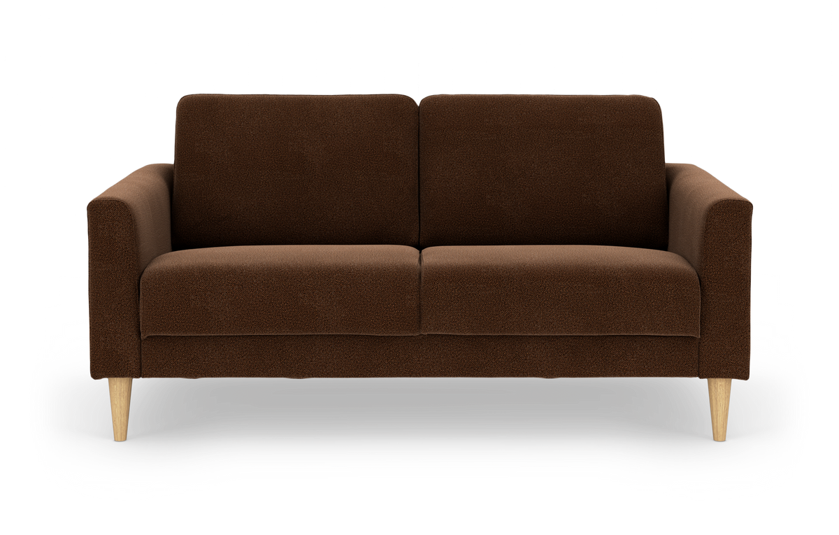 Brun 2-personers sofa med træben, frontvisning på hvid baggrund.
