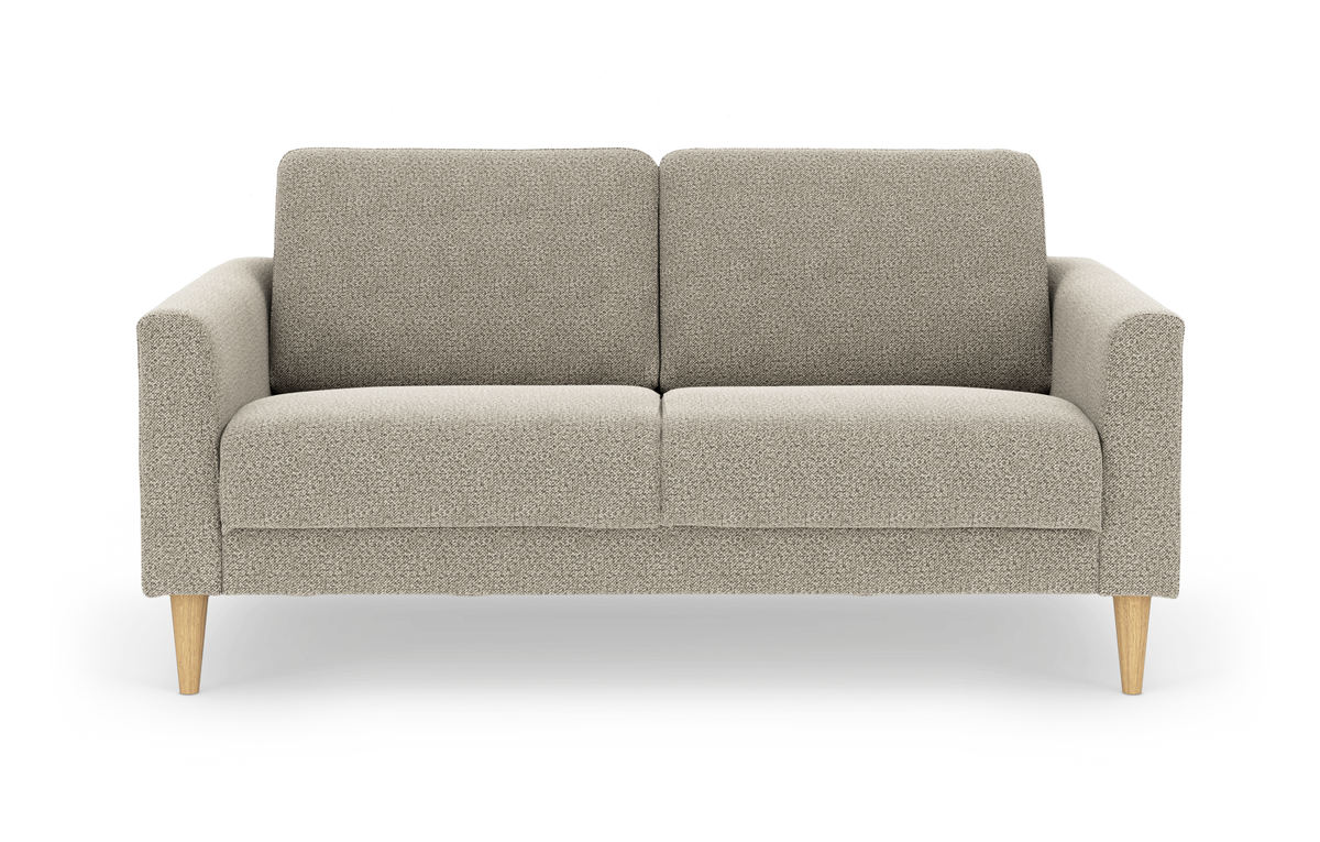 Beige 2-personers sofa med afrundede armlæn og lyse træben, frontvisning på hvid baggrund.