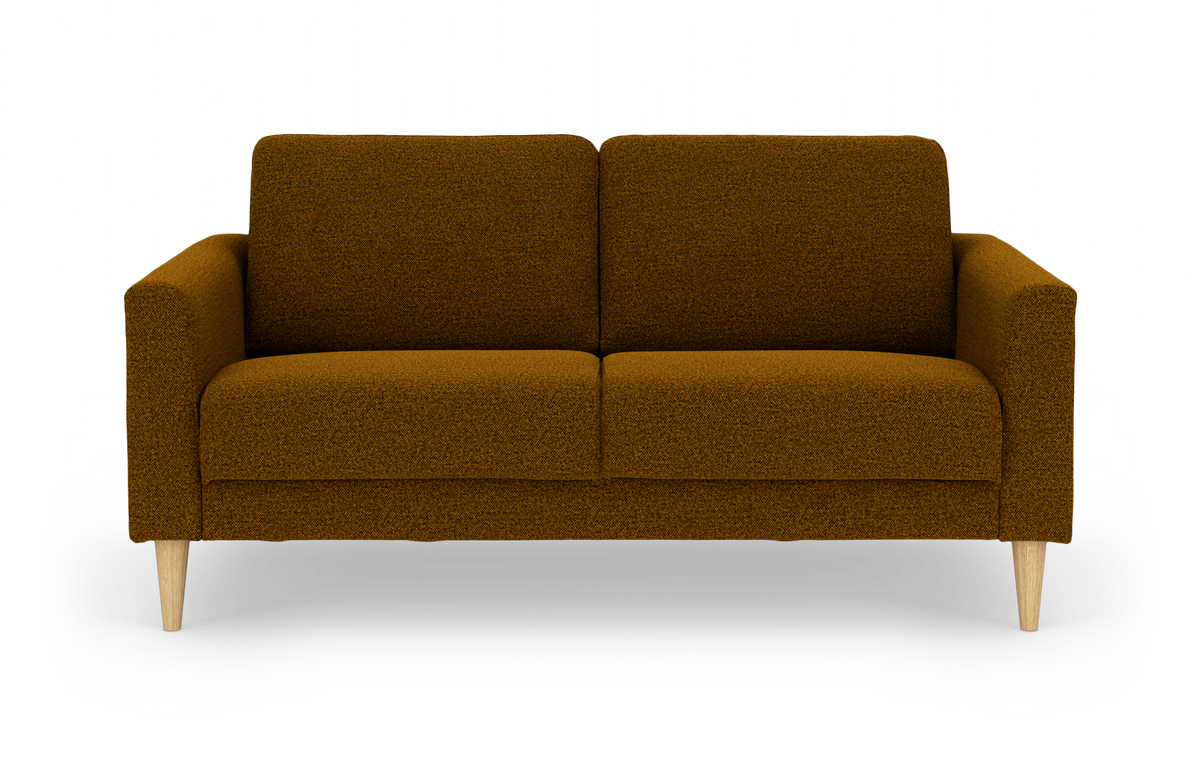 Varm brun bouclé 2-personers sofa med lyse træben, frontvisning mod hvid baggrund.