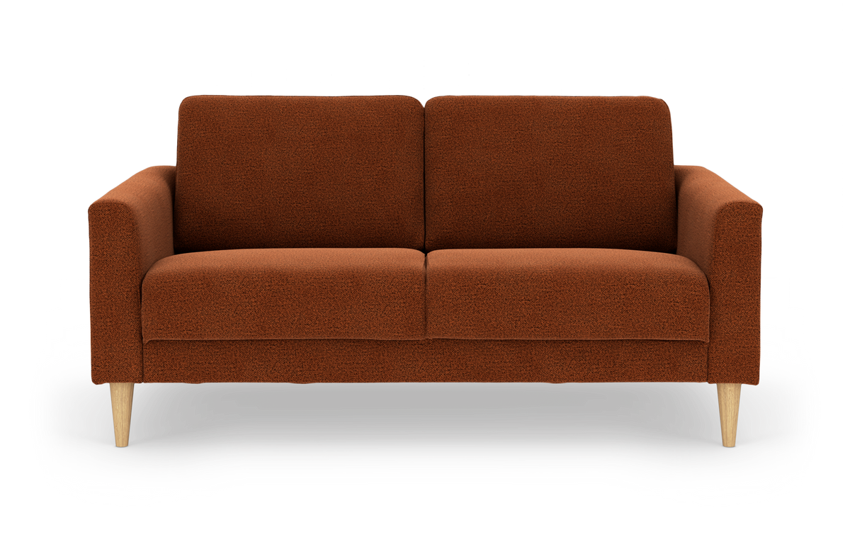 Lige frontvisning af en 2-personers sofa i rust-rødt stof med lyse træben, frilagt på hvid baggrund.