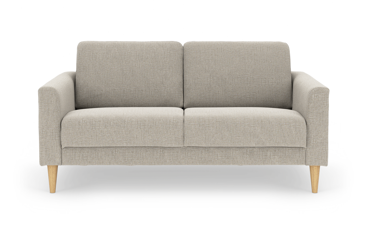 Lys beige sofa med to sædehynder og træben, set forfra.