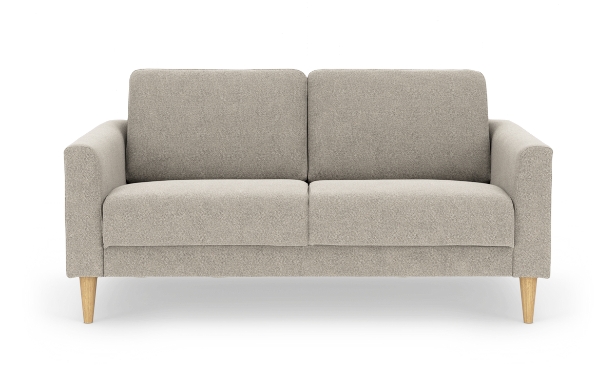 Beige to-personers sofa med afrundede armlæn og lyse træben, frilagt på hvid baggrund.