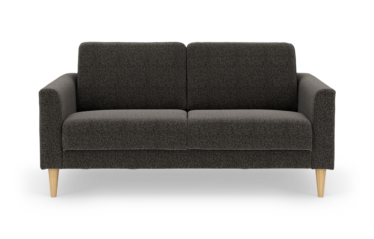 Mørkegrå sofa med træben set forfra på hvid baggrund.