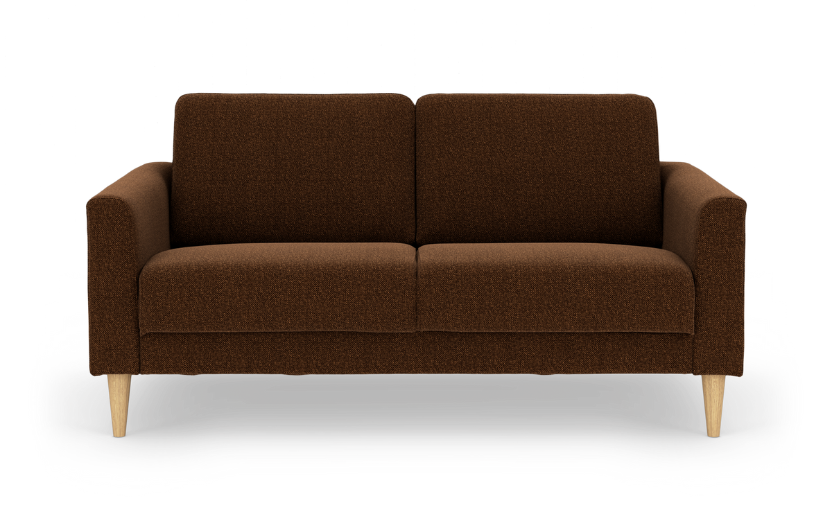 Brun 2-personers sofa med træben i moderne, enkel stil, fritlagt på hvid baggrund.