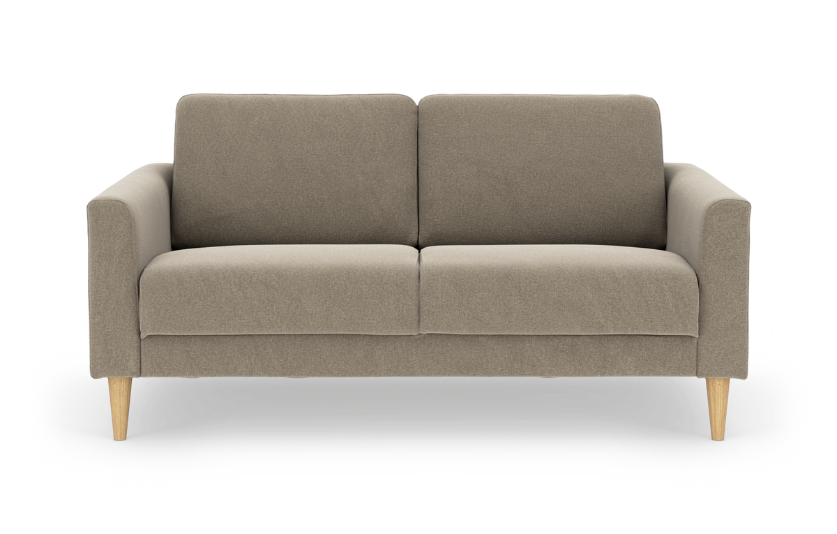 Beige 2‑personers sofa med lyse træben, frontvisning på hvid baggrund.