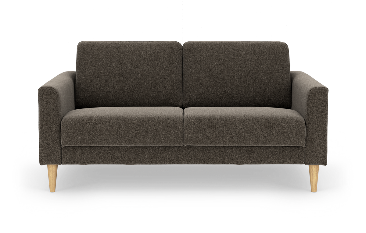 Brungrå 2-personers sofa med træben, frontvisning på hvid baggrund.