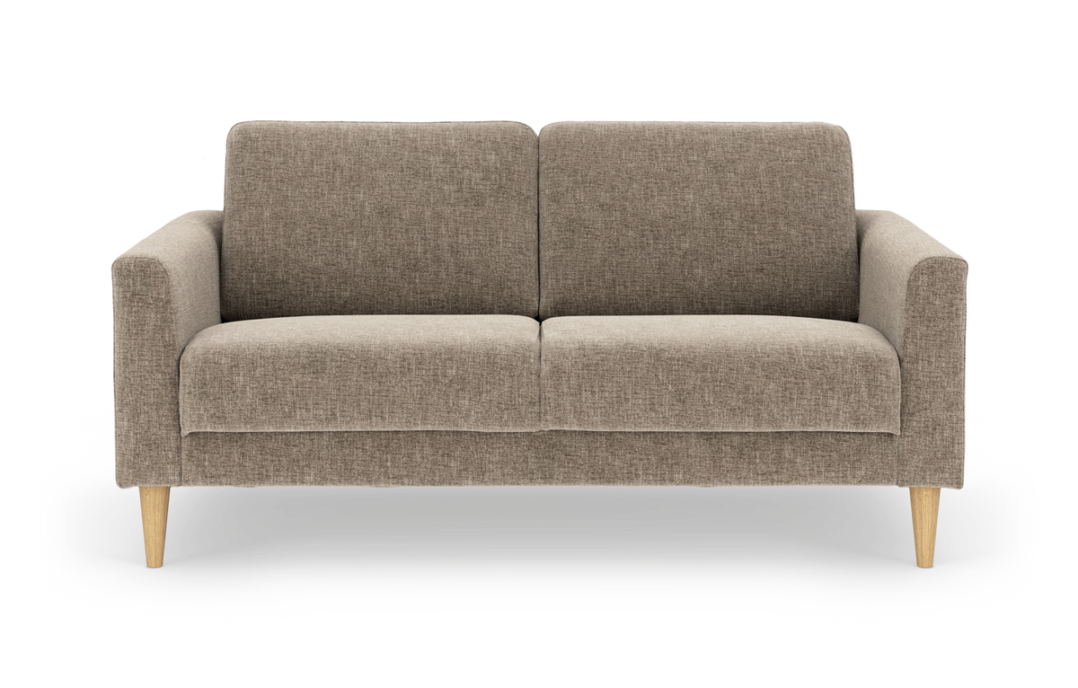 Beige 2-personers sofa med træben, frontvisning på hvid baggrund.