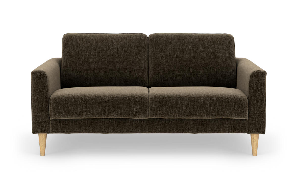 Mørkebrun sofa med to sædehynder, lige armlæn og tilspidsede lyse træben, frilagt på hvid baggrund.