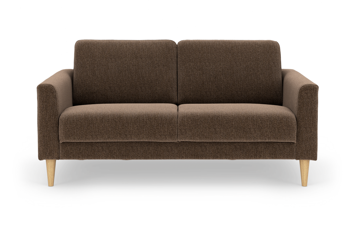 Brun 2-personers stofsofa med afrundede armlæn og lyse træben, set lige forfra.