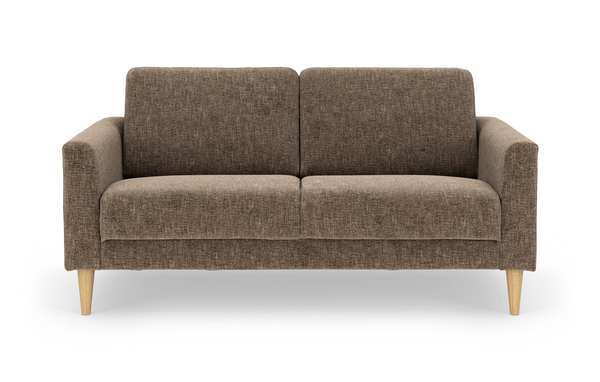 Brun 2-personers stofsofa med træben, set forfra på hvid baggrund.