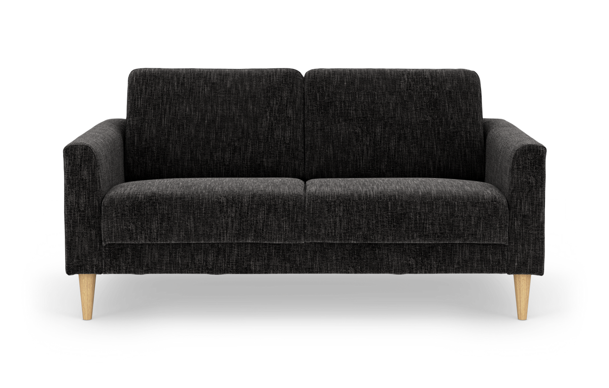 Mørkegrå stofsofa med to ryghynder og lyse træben, fritlagt på hvid baggrund.