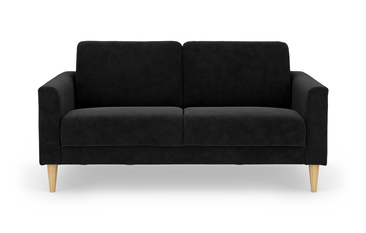 Sort 3-personers sofa med to ryghynder og lyse træben, frilagt på hvid baggrund.