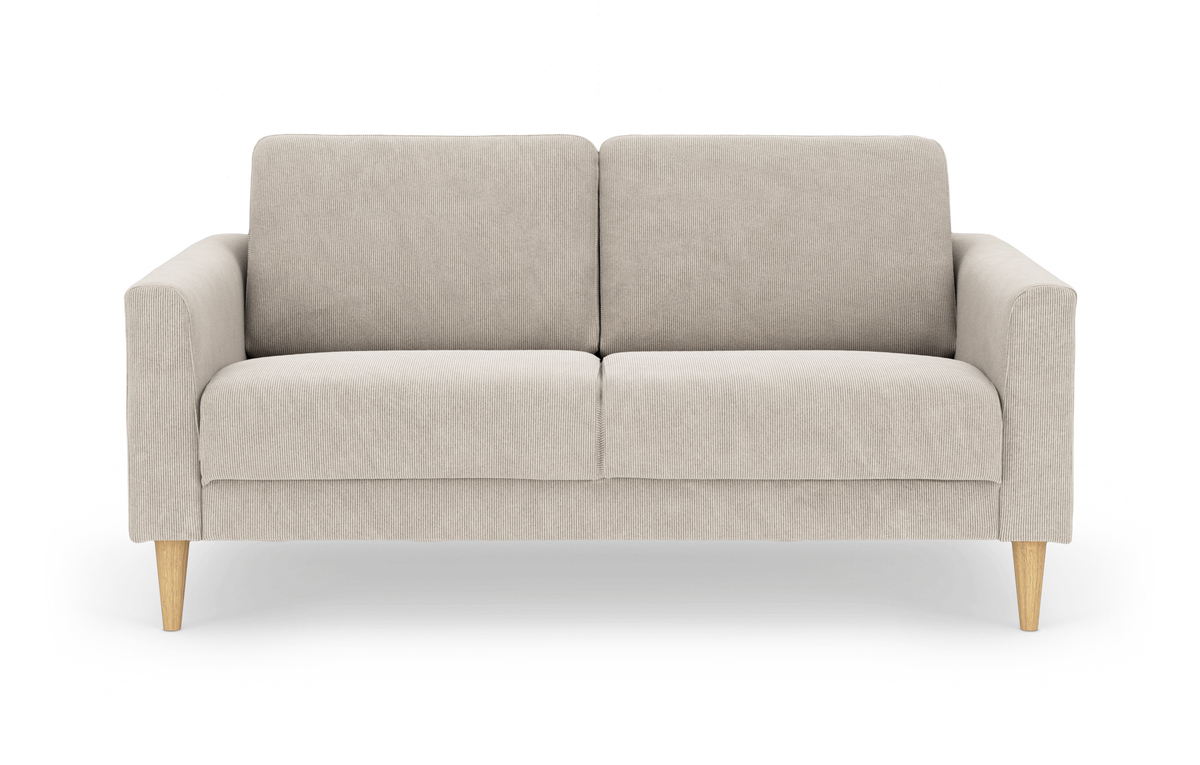 Beige to-personers sofa med lige armlæn og træben, frilagt mod hvid baggrund, frontvisning.