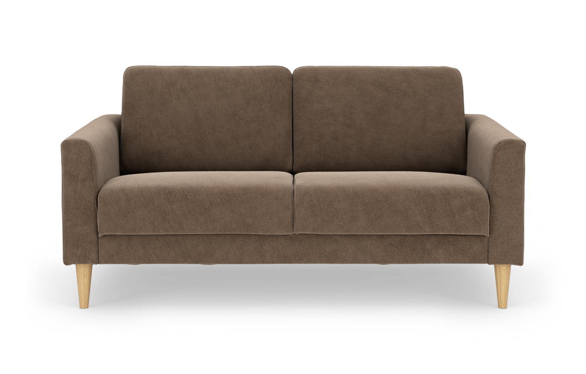 Brun 2-personers sofa i riflet fløjl med lyse træben, set forfra på frilagt baggrund.