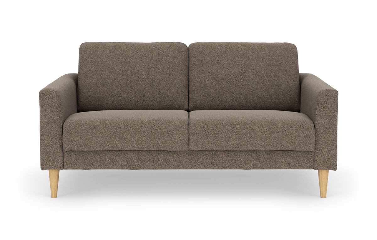 Brun 2-personers sofa i tekstureret stof med afrundede armlæn og lyse træben, fritlagt på hvid baggrund.