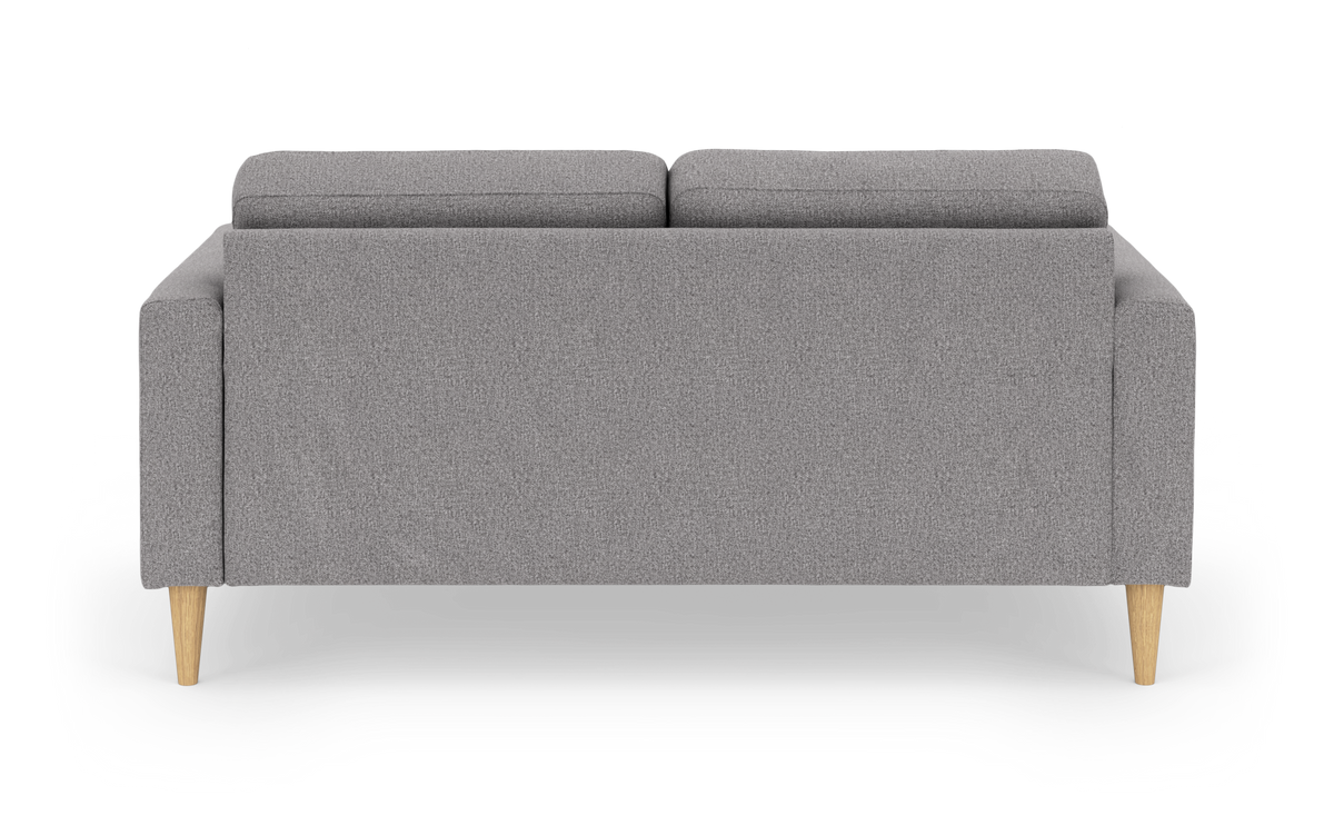 Grå sofa set bagfra med lyse træben på hvid baggrund.
