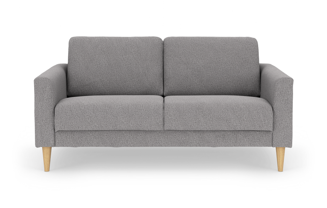 Grå 2-personers sofa med lyse træben, set forfra.