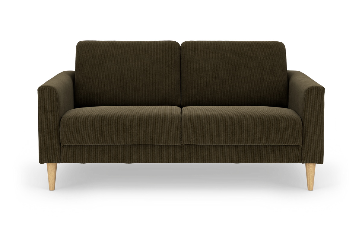 Mørkeolivgrøn 2-personers sofa med smalle armlæn og lyse træben, frontvisning på hvid baggrund.