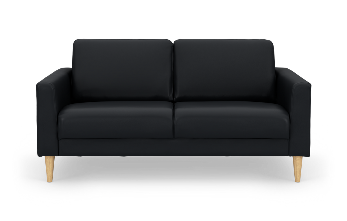 Sort 2-personers sofa med slanke armlæn og lyse træben, frilagt på hvid baggrund.