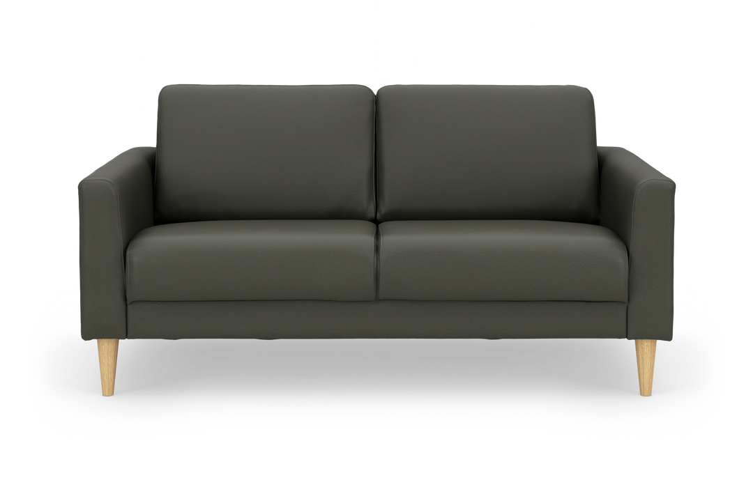 Mørkegrøn 2-personers sofa med slanke armlæn og koniske ben i lyst træ.
