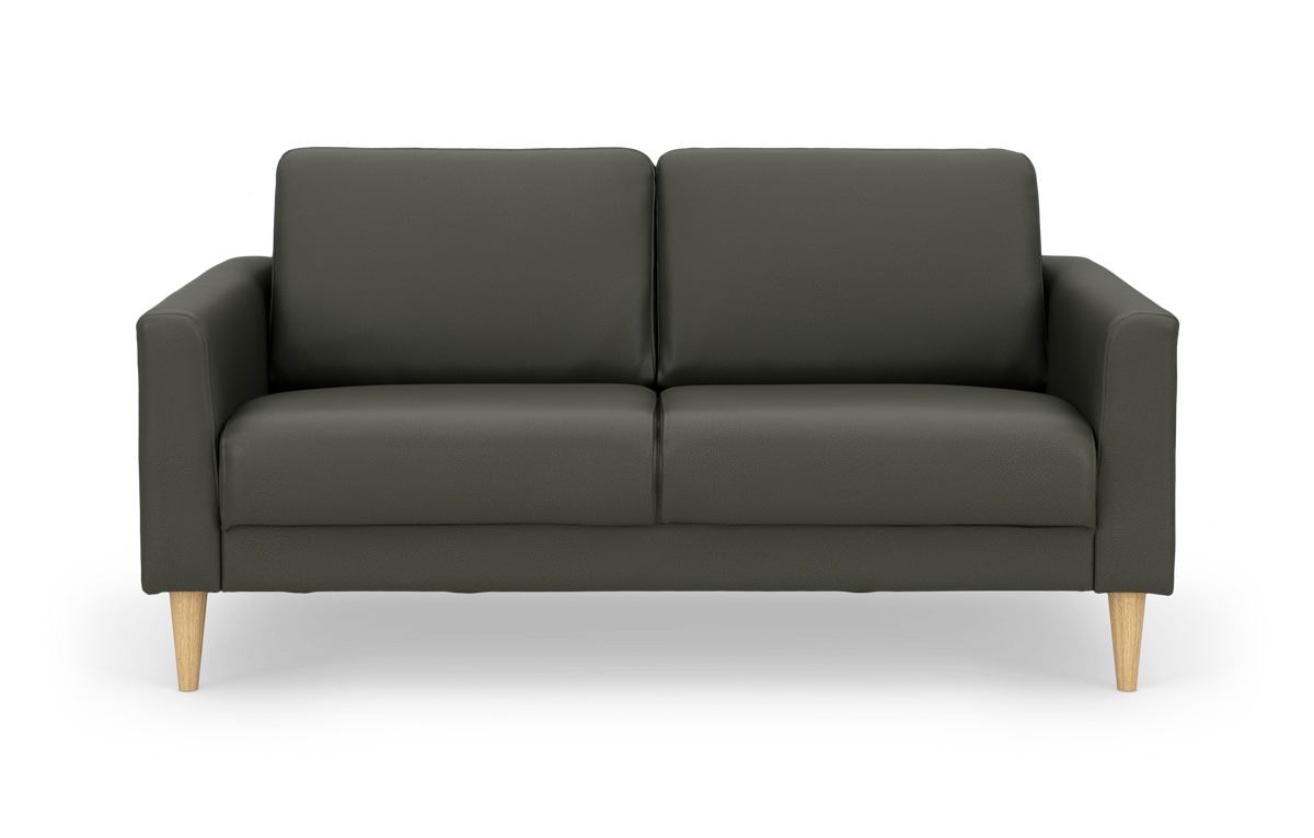 Mørkegrøn 2-personers sofa med slanke armlæn og koniske ben i lyst træ.