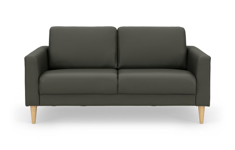 Mørkegrøn 2-personers sofa med slanke armlæn og koniske ben i lyst træ._ps
