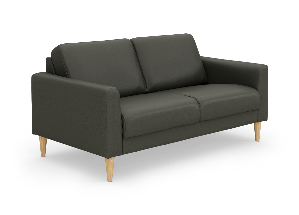 Mørkegrøn 2-personers sofa med lyse træben, frilagt på hvid baggrund.
