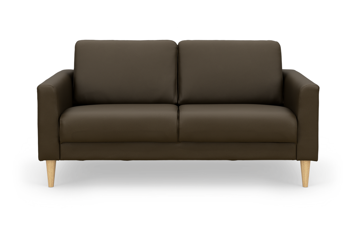 Brun 2-personers sofa med smalle armlæn og lyse træben, fotograferet forfra.