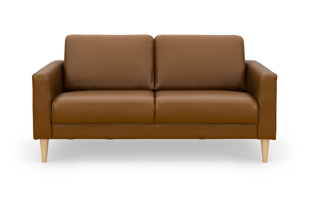 Brun 2-personers lædersofa med træben, frontvisning på hvid baggrund.