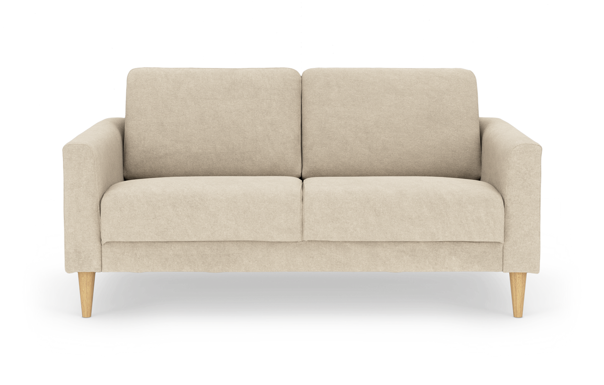 Beige 2-personers sofa med bløde hynder og koniske træben, frontvisning på hvid baggrund.