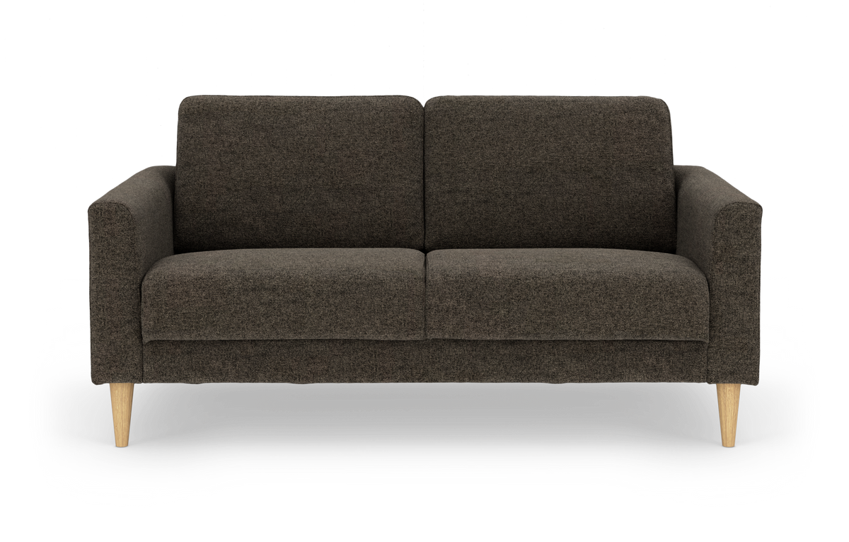 Mørkebrun 2-personers sofa med lyse træben, frilagt mod hvid baggrund.