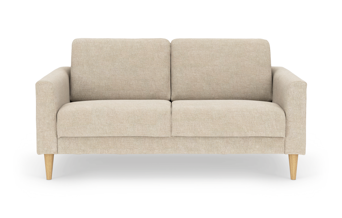 Beige 2-personers sofa i stof med koniske træben, frontvisning på hvid frilægning.