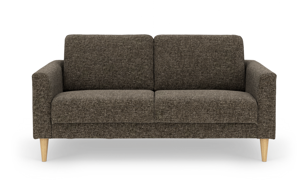 Mørkebrun 2-personers sofa med lige armlæn og lyse, koniske træben, frilagt på hvid baggrund.