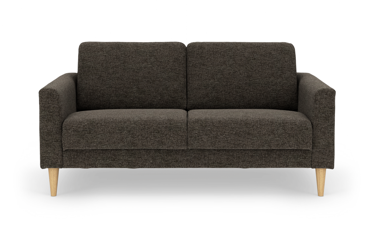 Mørkegrå 2-personers sofa i stof med lyse træben, fritlagt produktfoto.
