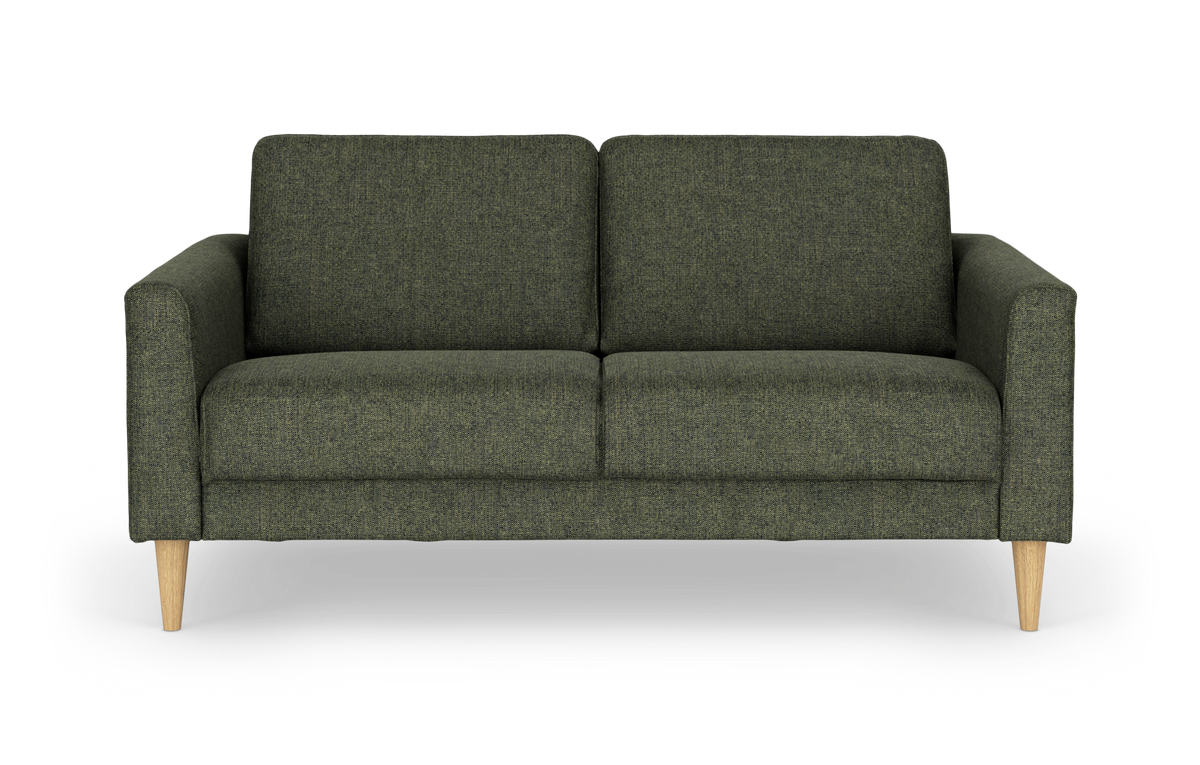 Grøn 2-personers stofsofa med træben, frontview på hvid baggrund.