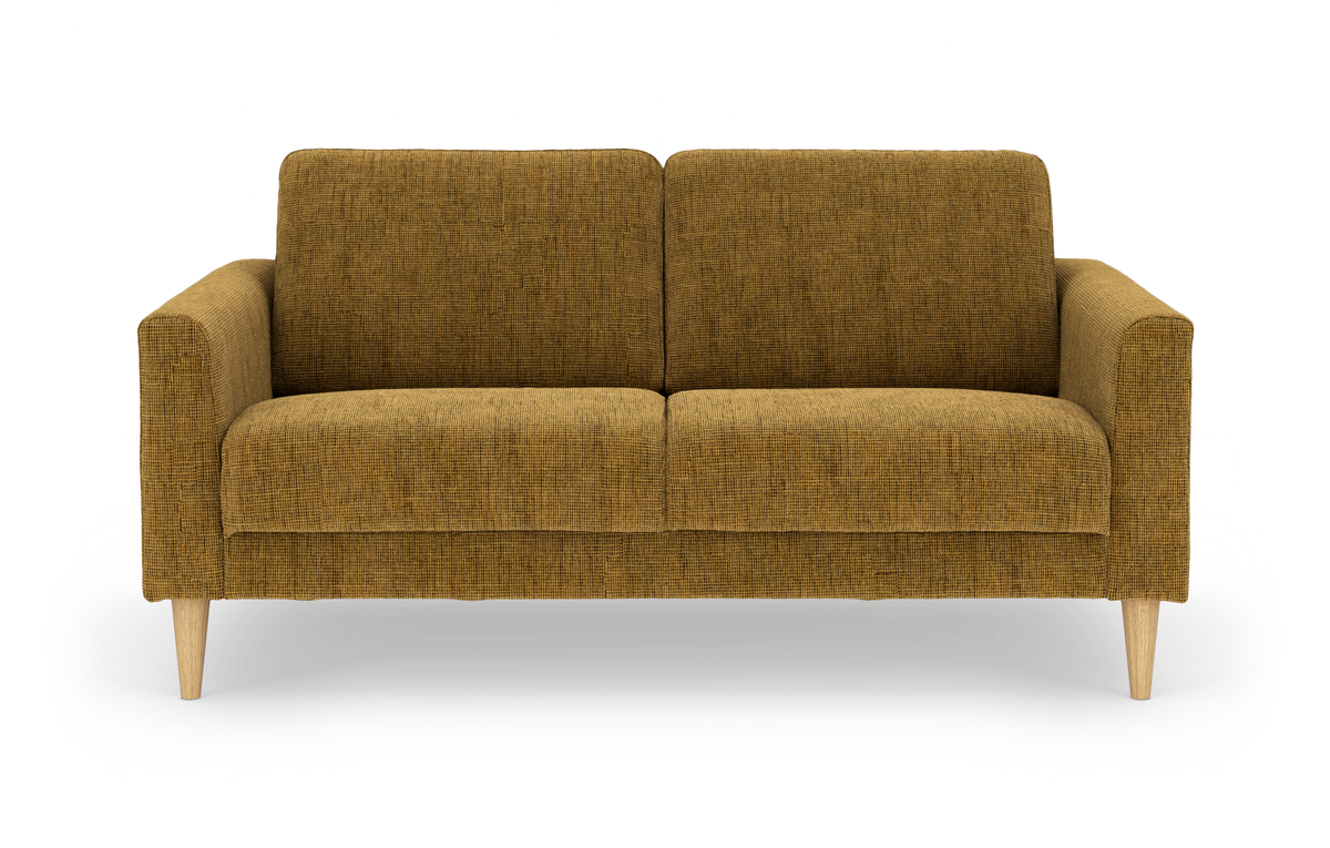 Sennepsgul 2-personers sofa med træben, frontvisning på hvid baggrund.