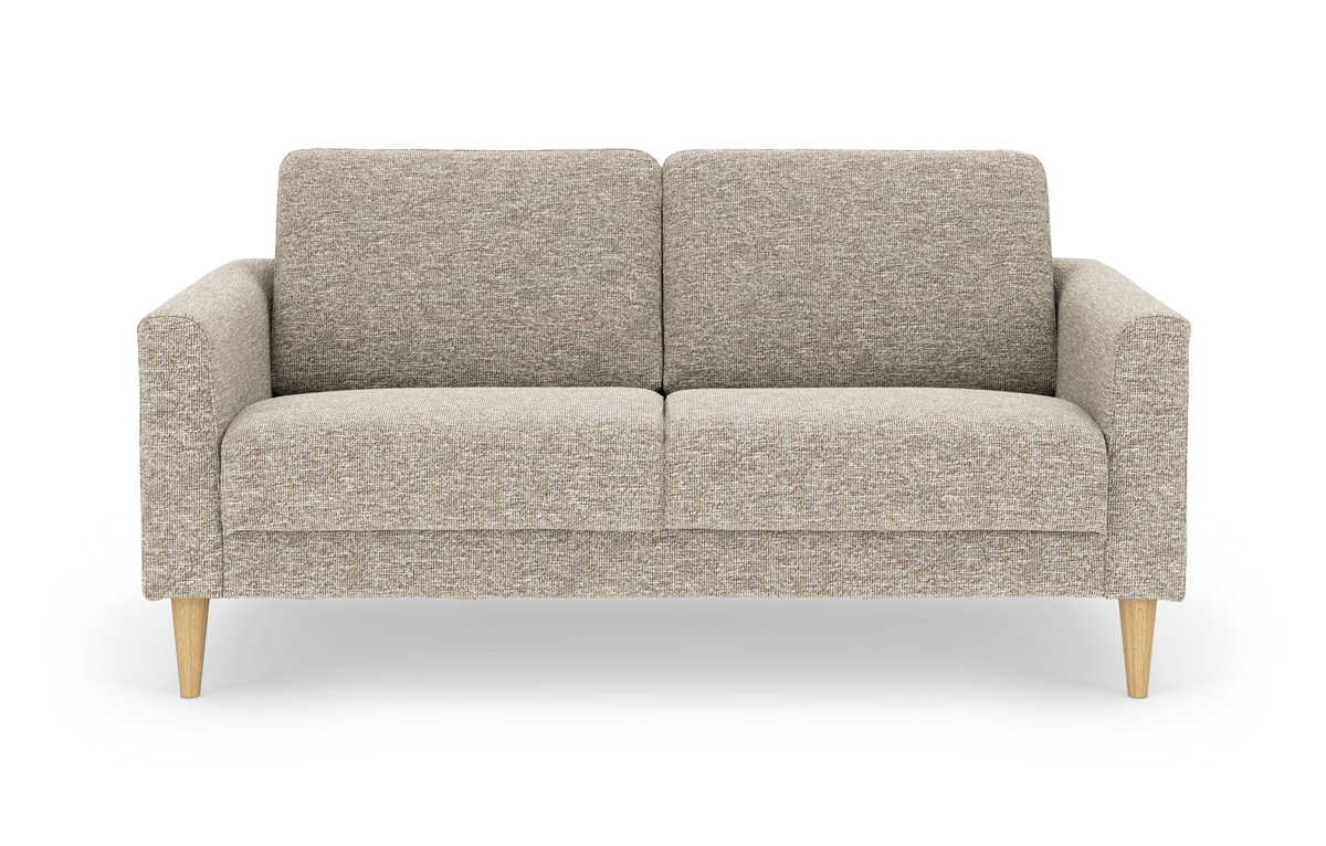 Beige 2-personers sofa i tekstil med lige armlæn og lyse træben, frontvisning på hvid baggrund.