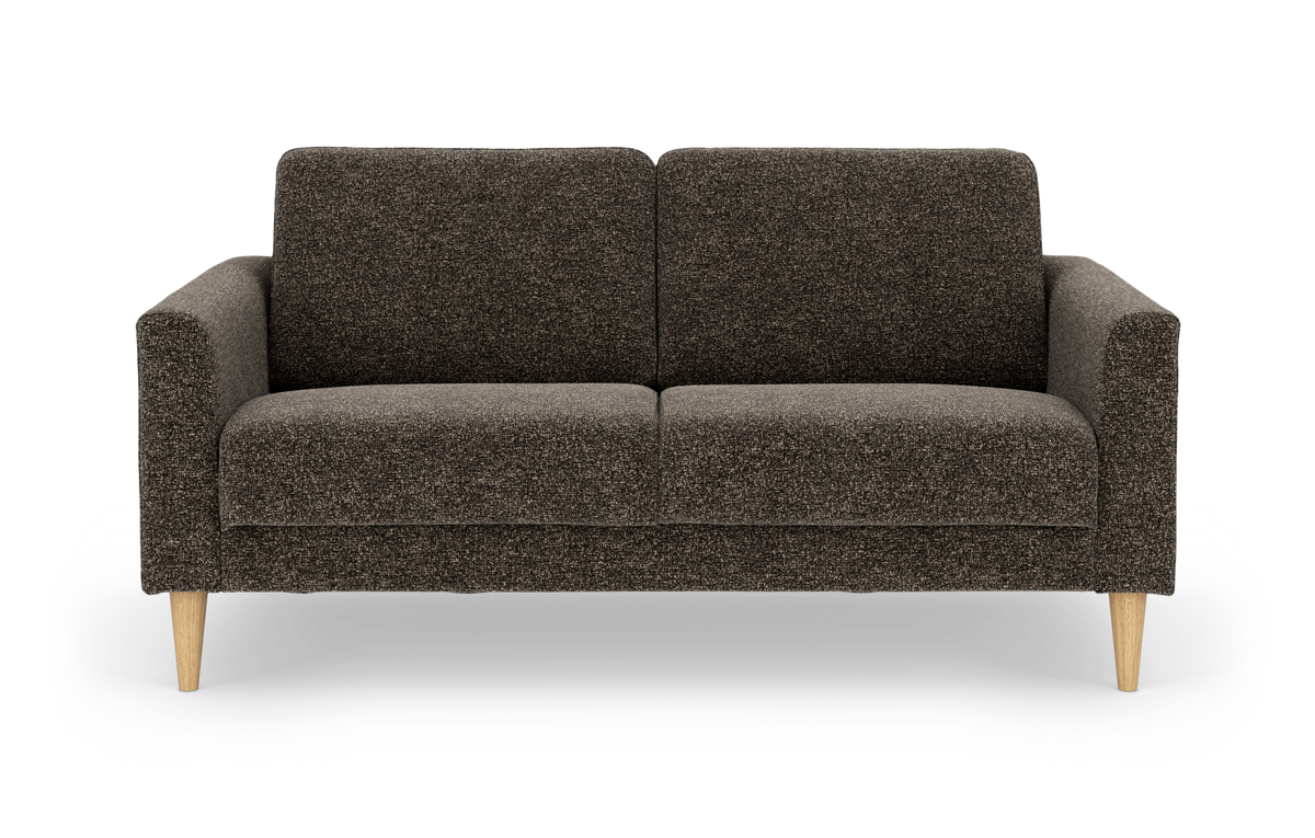 Brun 2-pers. stofsofa med koniske træben, set forfra.
