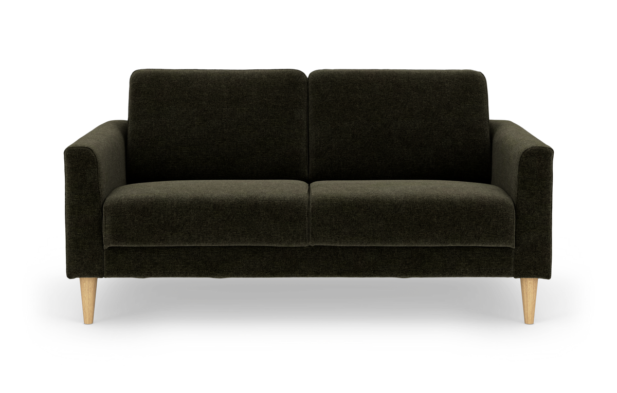 Mørkegrøn 2-personers sofa med træben set forfra, frilagt på hvid baggrund.