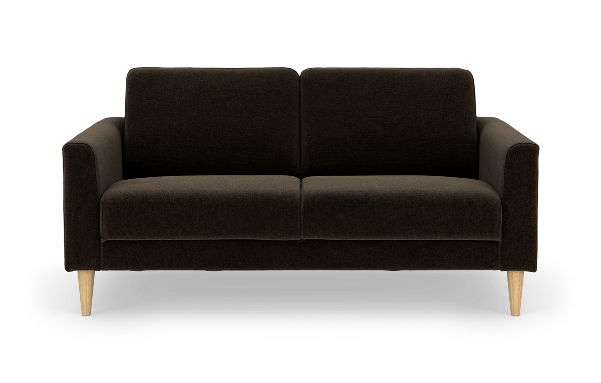 To-personers sofa i mørkebrunt stof med lyse træben, frontvisning frilagt på hvid baggrund.