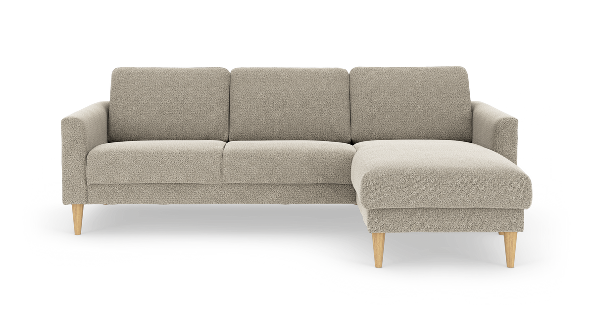 Beige hjørnesofa med chaiselong til højre og lyse træben, moderne minimalistisk design, frilagt på hvid baggrund.
