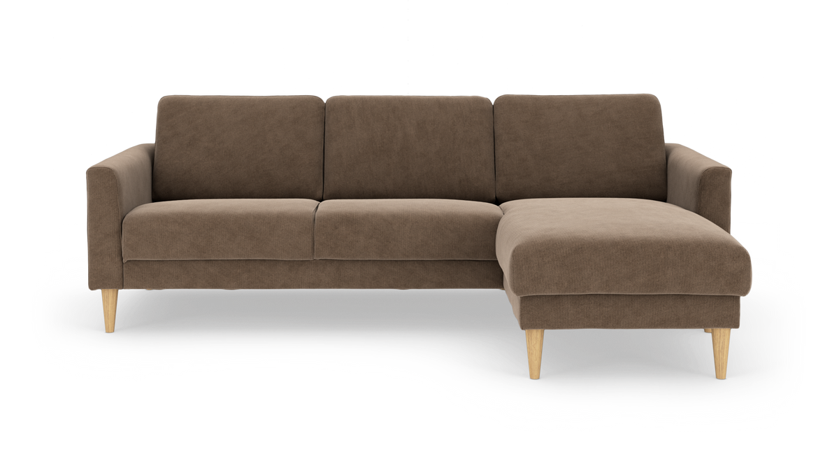 Brun modulsofa med højre chaiselong og træben, frilagt på hvid baggrund.