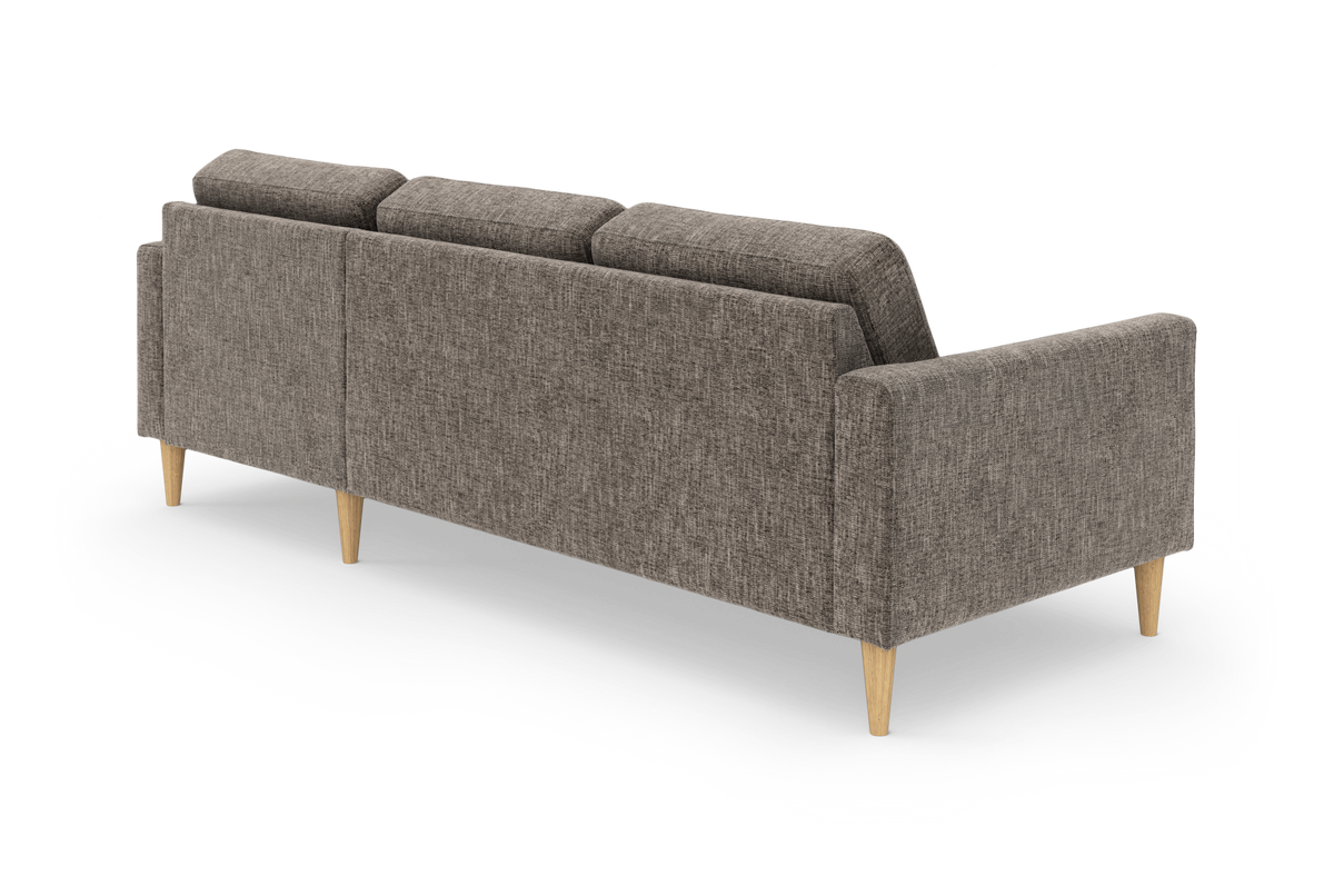 Gråbrun 3-personers sofa i stof med tilspidsede træben, set bagfra i vinkel.