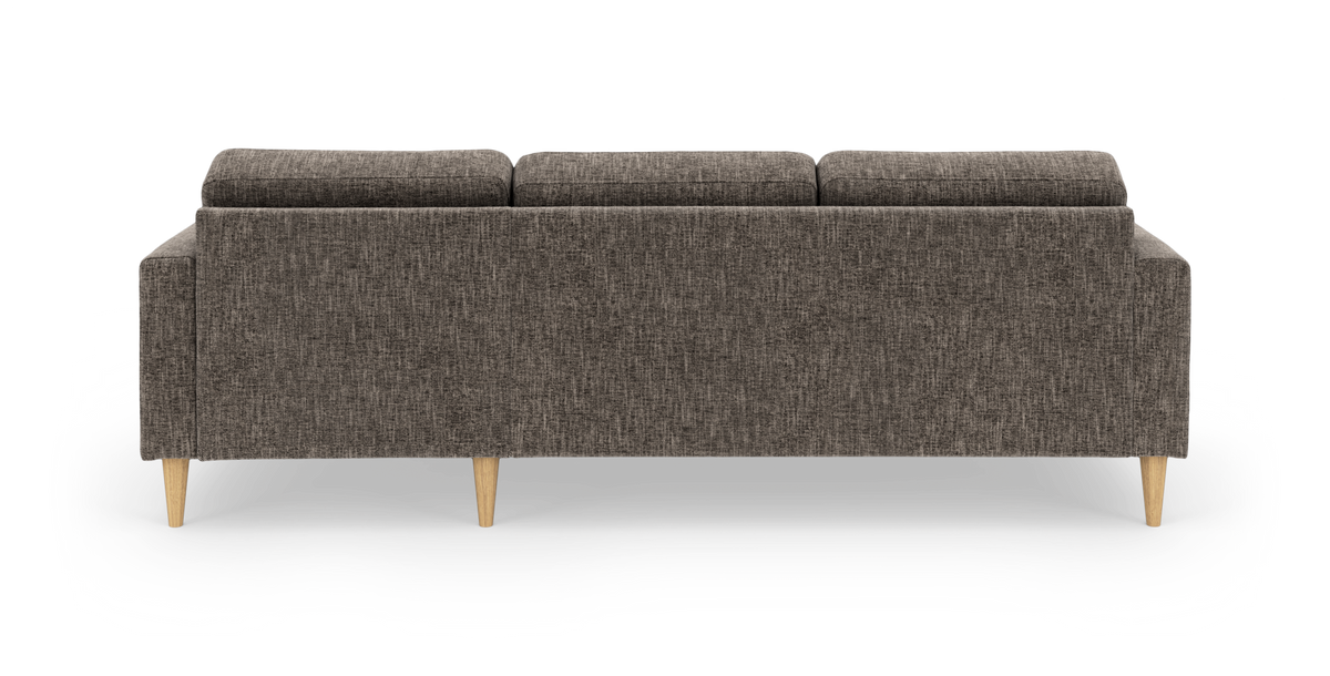 Tresæders sofa i mørkegråt stof set bagfra med koniske ben i lyst træ på hvid baggrund.