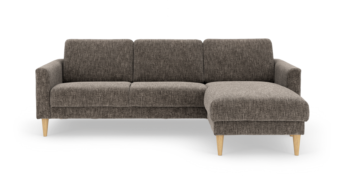 3-personers sofa med chaiselong til højre i gråmeleret stof og lyse træben, frontvisning.