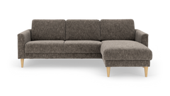 3-personers sofa med chaiselong til højre i gråmeleret stof og lyse træben, frontvisning.