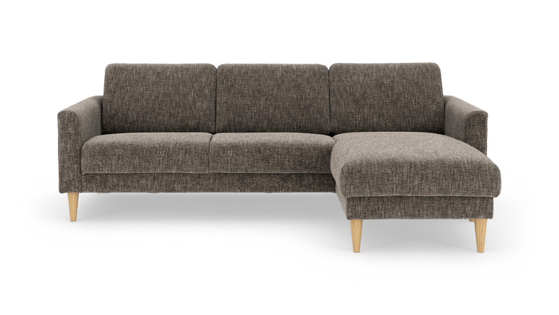 3-personers sofa med chaiselong til højre i gråmeleret stof og lyse træben, frontvisning._ps